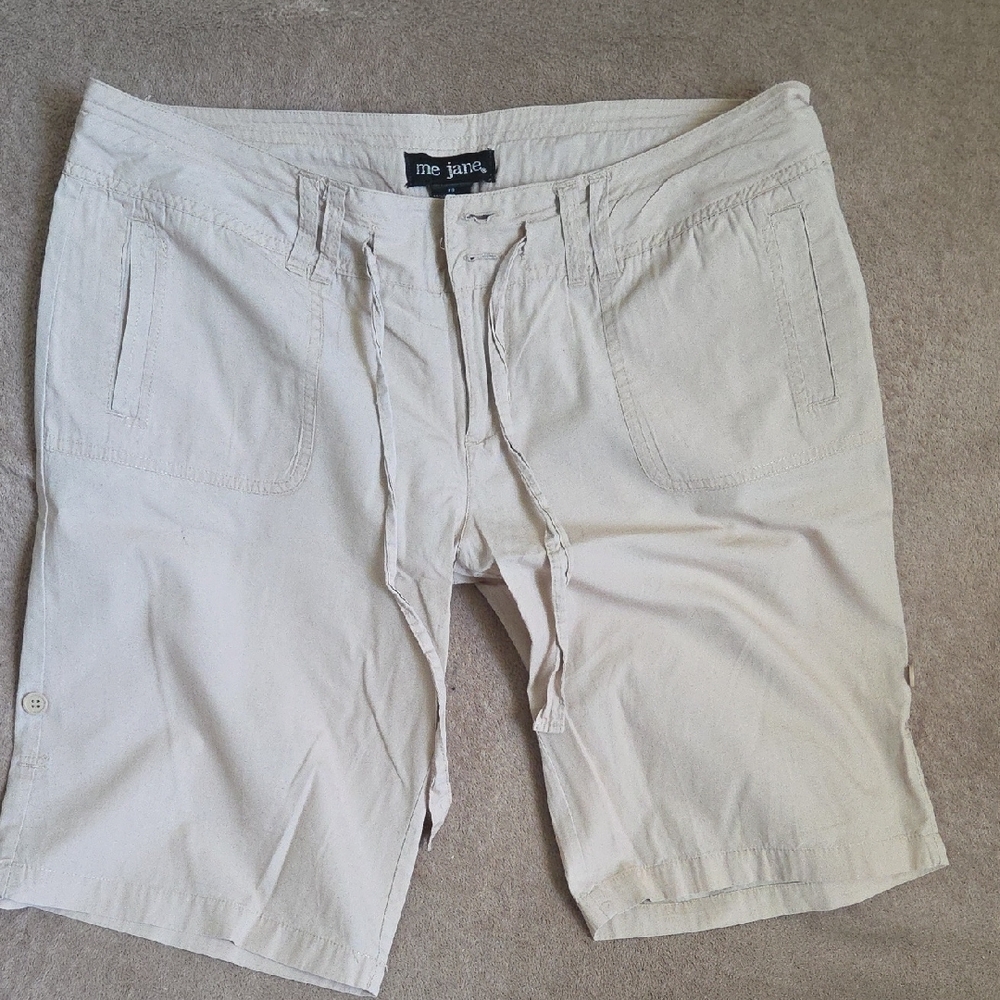 Me Jane Women's Cream Cargo Shorts
